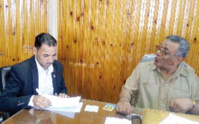   المهندس عبد الحكيم عبدالله احمد وكيل الوزارة ومدير مديرية الاسكان بأسيوط فى حوار خاص «للسوق العربية»:  مديرية الاسكان اقامت منطقة صناعية كاملة بالمحافظة للوقوف بجانب الشباب والاسر الفقيرة بالمحافظة