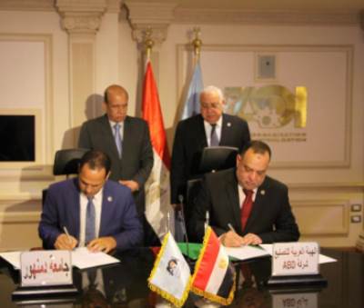 الفريق عبد العزيز سيف الدين ورئيس جامعة دمنهور يؤكدان  أهمية دعم كافة مشروعات خدمة المُجتمع المدني