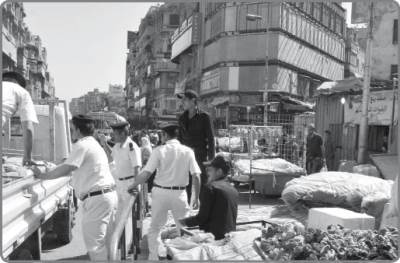   باعة الأرصفة بيزنس يحقق مكاسب بالمــــــــــــلايين دون دفع مليم واحد ضرائب للدولة