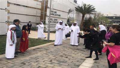 صينيون يتسابقون لالتقاط الصور مع طفلين إماراتيين