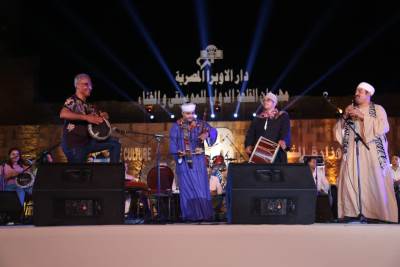 الارتيست يحاور الجمهور وعدوية يجسد مشاعر الشباب فى المحكى