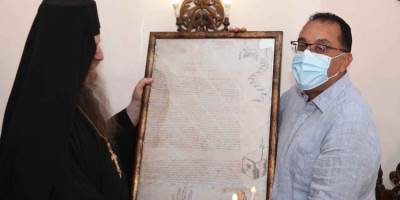 رئيس الوزراء يتسلم من الأب ميخائيل وسام الدير من الطبقة الأولى للشهيدة سانت كاترين