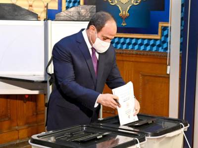 الرئيس السيسي يدلي بصوته في انتخابات مجلس الشيوخ 