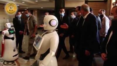 «روبوت» كلية الذكاء الاصطناعي بكفر الشيخ يستقبل رئيس الوزراء