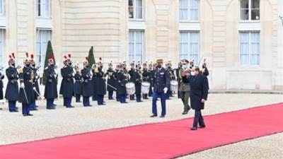 الرئيس السيسى يضع إكليلا من الزهور على قبر الجندى المجهول بقوس النصر بباريس