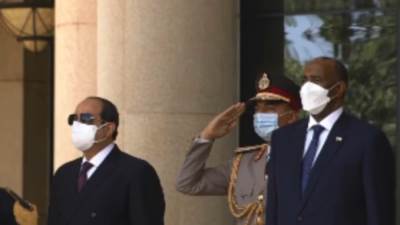 البرهان يستقبل الرئيس السيسى فى الخرطوم وسط مراسم استقبال رسمية