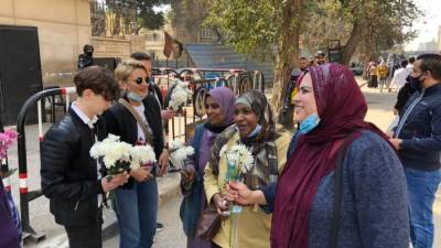 زهور روسية للمرأة المصرية في يوم عيدها 