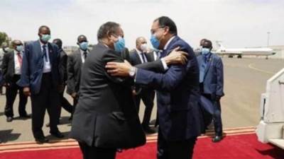 رئيس الوزراء يستقبل نظيره السودانى لدى وصوله مطار القاهرة