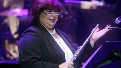 ايناس عبد الدايم تهدى مشاركتها مع السيمفونى للمرأة المصرية