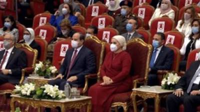 الرئيس السيسى والسيدة قرينته يشهدان فيلما تسجيليا بعنوان "شجرة المستقبل"