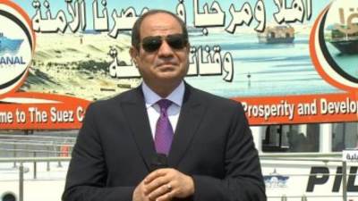 السيسى: قناة السويس لديها إدارة فريق عمل يعمل بخبرات تمتد لـ150 عاما