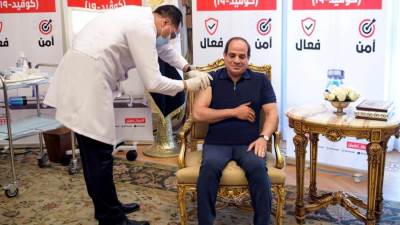 الرئيس السيسي يتلقي التطعيم باللقاح المضاد لفيروس كورونا