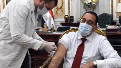 رئيس الوزراء يتلقى اللقاح المضاد لفيروس كورونا.. ويحث المواطنين على الإسراع بالتسجيل للحصول عليه