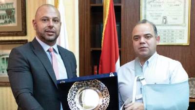 اتحاد البورصات العربية يكرم رئيس البورصة المصرية على رئاسته للاتحاد خلال الدورة الماضية