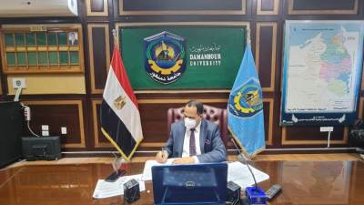 رئيس جامعة دمنهور يستعرض خطط التعليم المدمج تفعيلا للتحول للجامعة الذكية
