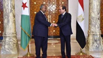 الرئيس السيسي يصل جيبوتي.. والرئيس إسماعيل عمر جيلة علي رأس مستقبليه