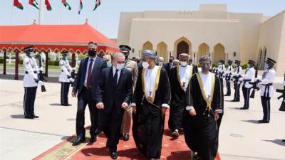 رئيس الوزراء الفلسطيني يغادر مسقط.. وزير الخارجية العُماني: "موقفنا ثابت"