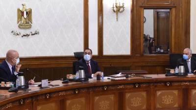 مدبولى يُكلف بإعداد عرضا متكاملا لمخططات تطوير المحاور والطرق بغرب القاهرة الكبرى