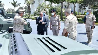 الرئيس السيسي يتفقد عدداً من المركبات المدرعة مُتعددة المهام