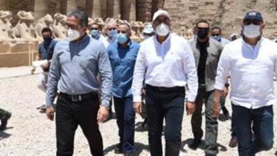 استعدادا لاحتفالية الافتتاح.. رئيس الوزراء يتفقد أعمال ترميم طريق الكباش بالأقصر