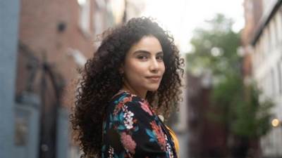 منى مكاوي.. مصممة ديكور مصرية تفوز بجائزة إيمي الأمريكية لأفضل فيلم وثائقي تاريخي بعنوان "Oversight"