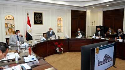 وزير الإسكان يتابع موقف تنفيذ المشروعات المختلفة بثلاث مدن جديدة
