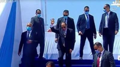 وسط هتافات تحيا مصر.. عمال ميناء الإسكندرية يحيون الرئيس السيسي
