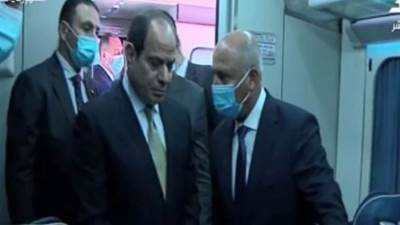 السيسى يتفقد جرارات وعربات السكة الحديد والقطار الكهربائى