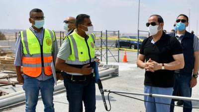 الرئيس السيسي يتفقد سير الأعمال الجارية لربط محور شينزو آبي بمنطقة التجمع