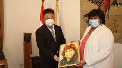 وزيرة الثقافة تودع المستشار الثقافي الصيني بالقاهرة.. وتهديه درعا تذكاريا وشهادة تقدير