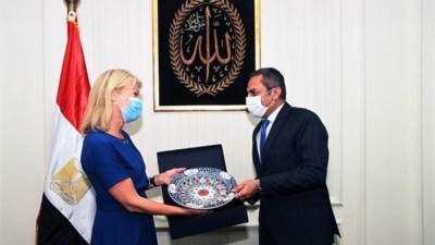 عباس يلتقي وزيرة التجارة السويدية والسفير السويدي بالقاهرة لبحث التعاون المشترك بين الجانبين