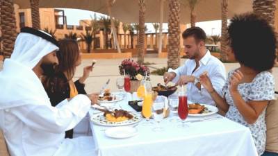 إقبال مشهود على "بوفيه بين الرمال" في منتجع واحة البداير الأول من نوعه في الإمارات الشمالية