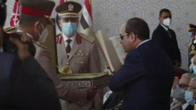مدير الكلية الحربية يهدي الرئيس السيسي مصحفًا بحفل تخرج الكليات العسكرية