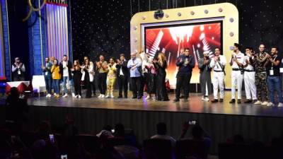 سفير مصر و سفير المغرب ووفد من الصحفيين في عرض مسرحية عائله تس في موسم الرياض