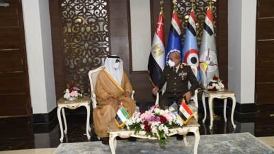الفريق أول محمد زكى يلتقي وزير الدولة الإماراتى لشئون الدفاع