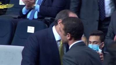 الرئيس يستجيب لطلب المنشد محمد فريد ويصافحه خلال زيارة جامعة كفر الشيخ