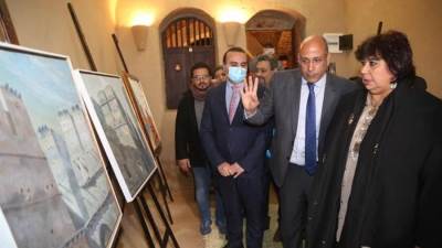 إيناس عبدالدايم تفتتح معرض المخطوطات النادرة بخان القرنة