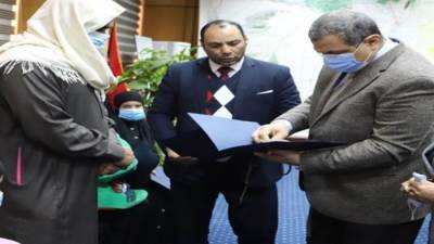 سعفان يسلم 611 ألفاً و637 جنيهًا تأمين تكافلي لأسر 9 من العمالة غير المنتظمة