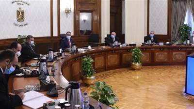 رئيس الوزراء يتابع نتائج تجربة زراعة القطن قصير التيلة بشرق العوينات