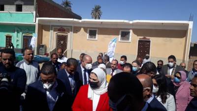 القباج تستهل زيارتها لمحافظة أسوان بتفقد منازل قرية المنصورية بعد إعادة إعمارها