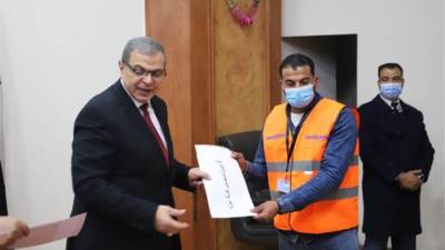 وزير القوي العاملة يسلم 13 ألف وثيقة تأمين تكافلي للعمالة غير المنتظمة بإحدى شركات المقاولات