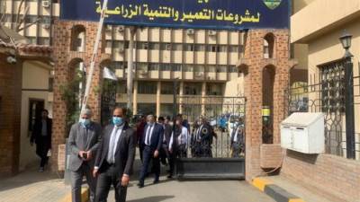 وزير الزراعة يقوم بزيارة مفاجئة لهيئة التعمير والتنمية الزراعية ويوجه بسرعة حل مشاكل المواطنين