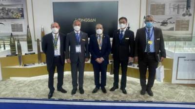 وزير الدولة للإنتاج الحربى" يزور جناح شركة " بونجسان" الكورية
