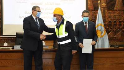 سعفان ومحافظ الغربية يسلمان 2581 وثائق تأمين تكافلي للعمالة غير المنتظمة
