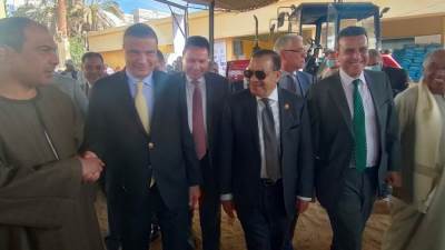 من أقصى الصعيد لقلب الدلتا ومدن القناه.. قطار البنك الزراعي لا يتوقف 