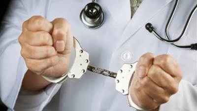 انتحال درجات علمية وتخصصات.. نفتح ملف لافتات الأطباء المخالفة؟!