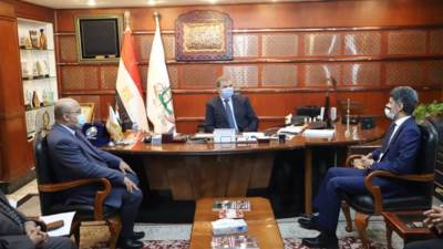 وزير القوى العاملة يبحث مع القنصل السعودي التنسيق لسفر العمالة المصرية لموسمي رمضان والحج