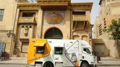 سيارات صراف آلي متنقلة من البنك الأهلي المصري بشارع المعز