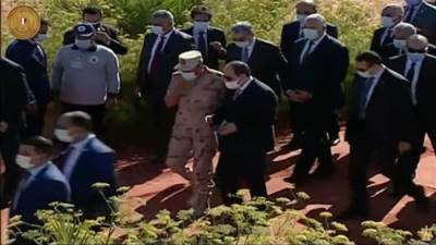 الرئيس السيسى يستمع لشرح تفصيلى عن مشروعات الزراعة فى توشكى والفرافرة