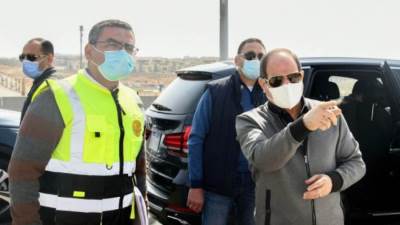 الرئيس السيسي يتفقد أعمال التطوير على امتداد طريق القاهرة السويس